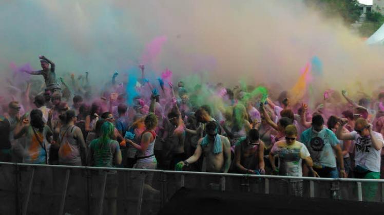 Farbgewitter mit indischer Tradition:  Jede volle Stunde warfen die Besucher des Holi-Festes buntes Pulver in die Luft.  