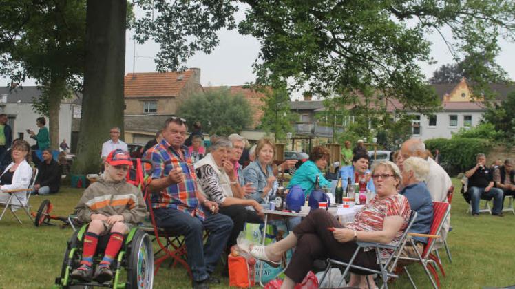 Im wahrsten Sinne des Wortes munden ließen sie  sich das Jazzpicknick:  Mitglieder des Wariner Frauentreffs um deren Chefin Renate Werber (5.v.l.). Diesmal durften  auch die Männer dabei sein. 