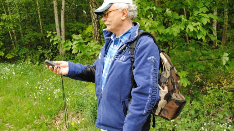Mitten im Wald und doch mitten in Schwerin: Wolfgang Maschke findet bei seinen Geocaching- Touren  mit Navi-Gerät oftmals Verstecke an  verwunschenen Orten. 