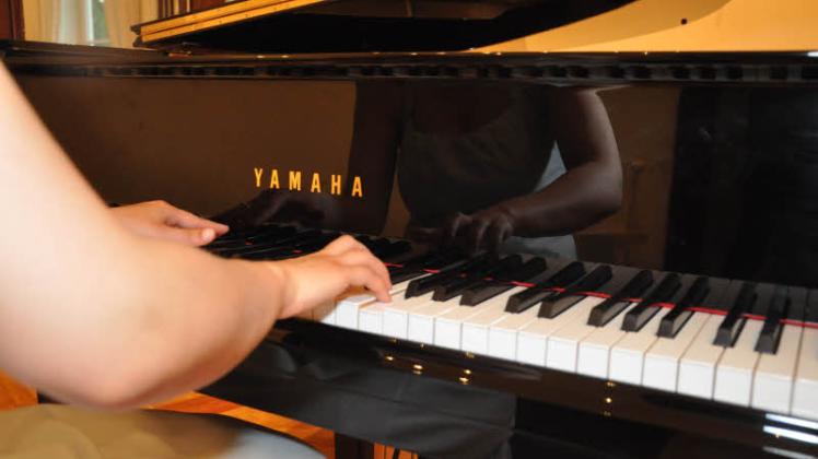 Wenn ihre Finger in Bewegung bleiben, ist das Klavierspielen kein Problem. 