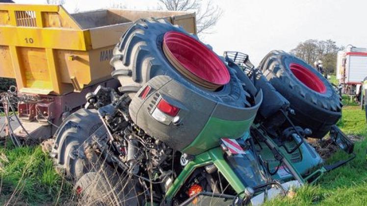 Glück im Unglück hatte der Fahrer des Traktors, der kopfüber im Straßengraben landete. Er kam mit leichten Verletzungen davon.  Foto: Kewitz