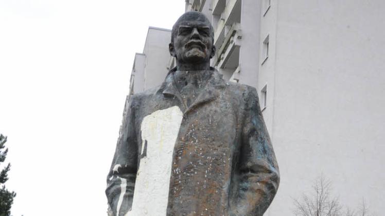 Eingefärbt und bald verhüllt: Der Protest gegen die Lenin-Statue ebbt nicht ab. 