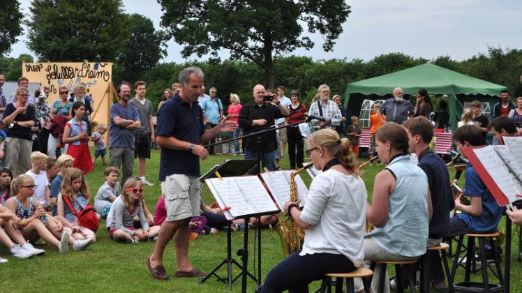 Unter Leitung von Ulrich Eichmann eröffnete die Big Band das diesjährige „Sommer Open Air“ an der Gemeinschaftsschule Brachenfeld.  