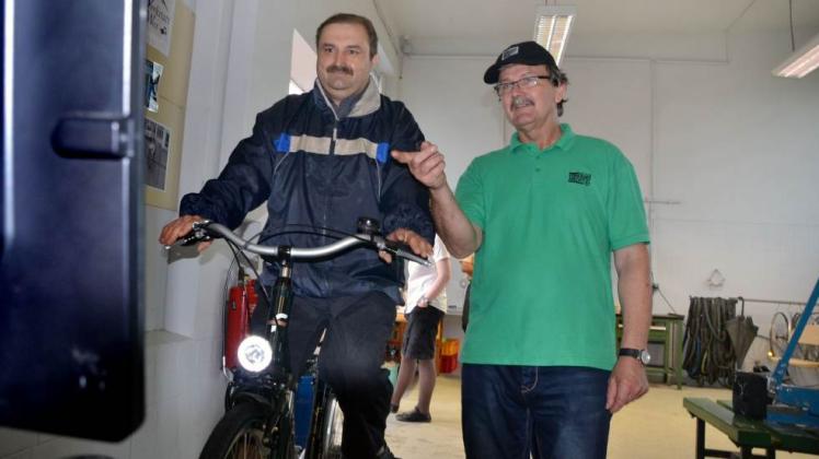 Auf dem Fahrrad-Simulator macht Salim Ahmed Hassan unter der Anweisung von Gerhard Seeliger von der Verkehrswacht Mecklenburg-Strelitz (v.l.) eine gute Figur. Fotos: Caroline Weißert 