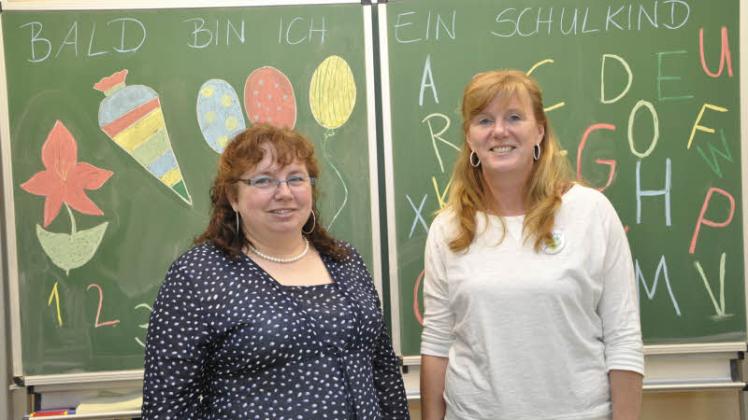 Klassenlehrerin Daniela Junker und Schulleiterin Anke Mittig.  