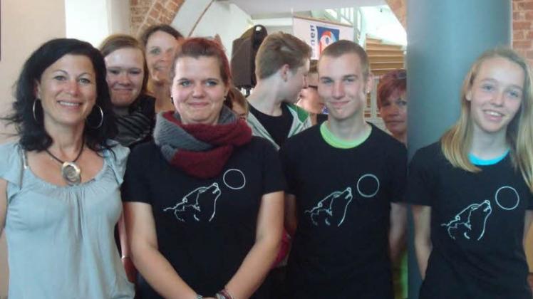 Die Schüler Celina, Brain, Pascal, Jenifer, Juliane und  Lehrerin Susanne Faix (v.r.) gestern bei der Auszeichnung im Rostocker Rathaus.  