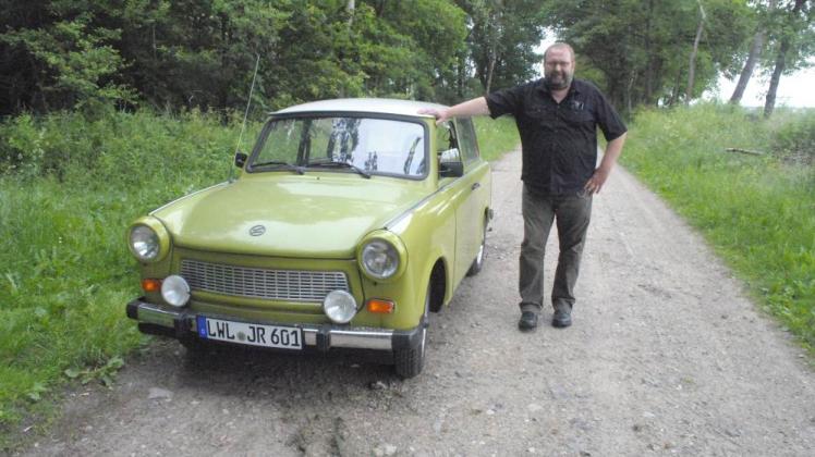 Jens Rasim mit seinem Dienstwagen, dem Trabant 601 de luxe, mit dem er jetzt auf den Weiden unterwegs ist.  Fotos: Hirschmann 