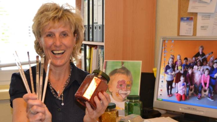 In ihrem Element: Erzieherin Anke Stegemann freut sich schon jetzt darauf, die Kinder zu schminken.  