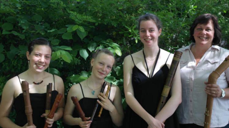 Stolz auf den Erfolg: Marie-Claire Gehrke, Rahel Fischer, Josephine von Weber und Lehrerin  Ulrike Bennöhr (v.l.)   