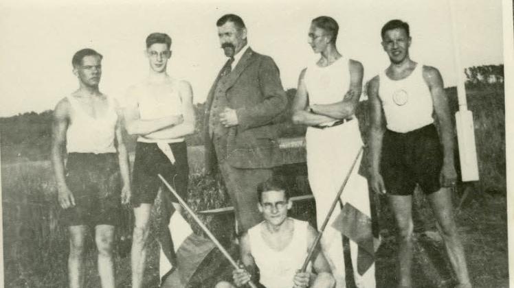Vierer mit Steuermann des Ruderclubs „Friesen“ des Domgymnasiums Güstrow mit ihrem Lehrer Kollmorgen um 1935  Repro: usch 