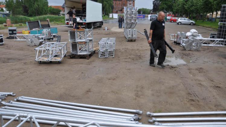 Gestern Nachmittag kurz nach dem großen Regen begann der Aufbau der Rockbühne.  Fotos: Ralf Badenschier (2) 