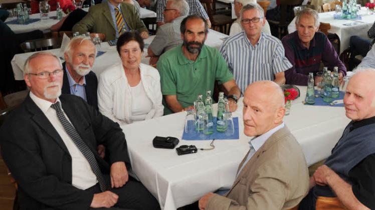 Jubiläum: Achim Knipp, stellvertretender Vereinsvorsitzender (l.), und seine Mitstreiter feierten im Schweriner Yacht-Club. 