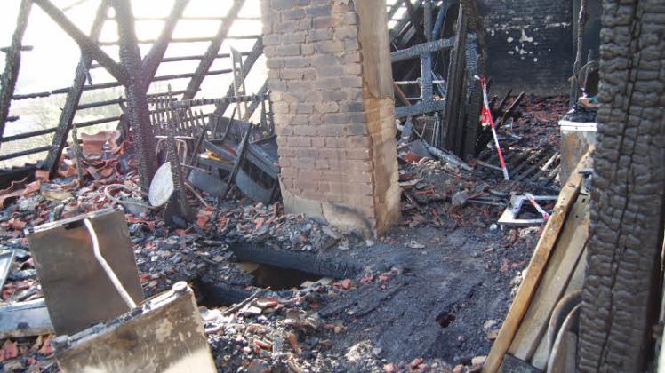 Trümmerlandschaft auf dem Dachboden: Die größte Hitze entfachte der Brand über dem Kinderzimmer, wo das Feuer am Schornstein die Decke durchbrach. 