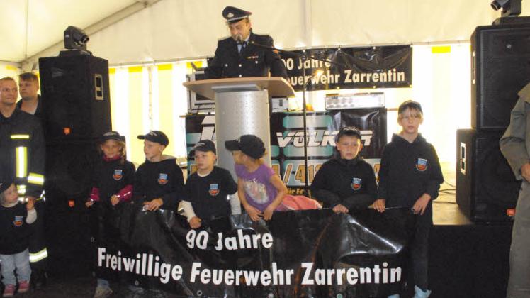 Wehrführer Jens Arndt begrüßte die Gäste des Feuerwehrjubiläums im Festzelt.  Fotos: Dieter Hirschmann 