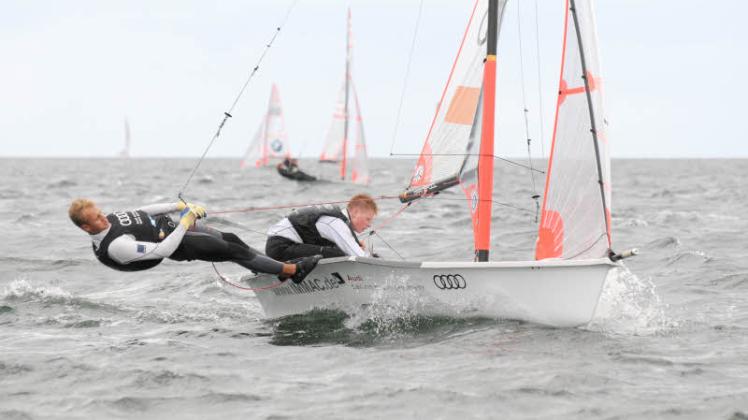 Die Titelgewinner Jasper Steffens und Tom Lennart Brauckmann vom Kieler Yacht Club segeln ihrem  Erfolg entgegen.  