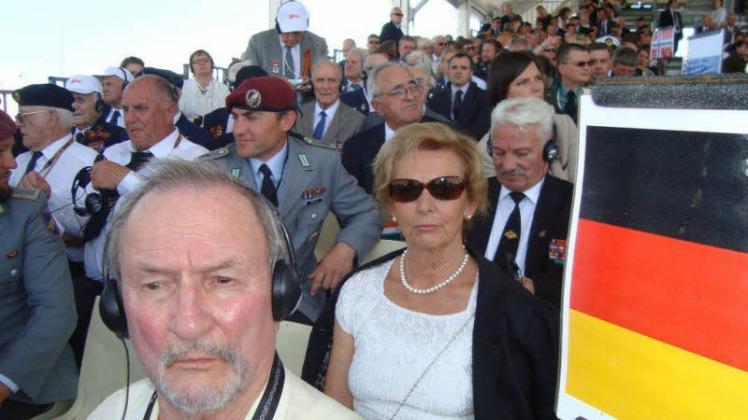 Der Schweriner Heinz Rosenthal inmitten der deutschen Delegation bei der Gedenkfeier in Caen.