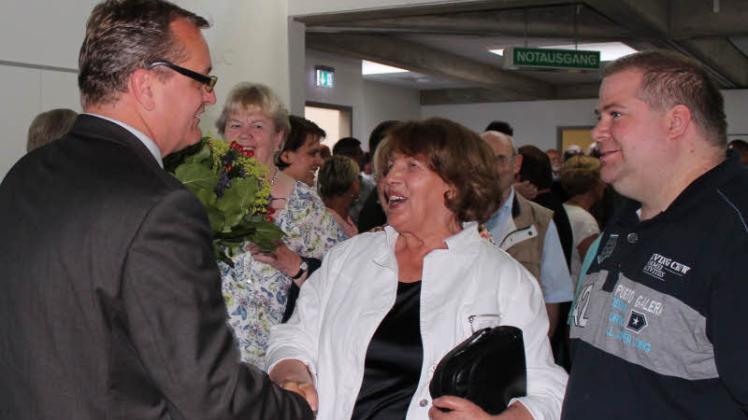 Gratulationsreigen: Zahlreiche Bürger beglückwünschten Oliver Mesch nach seiner Wahl zum Bürgermeister.  