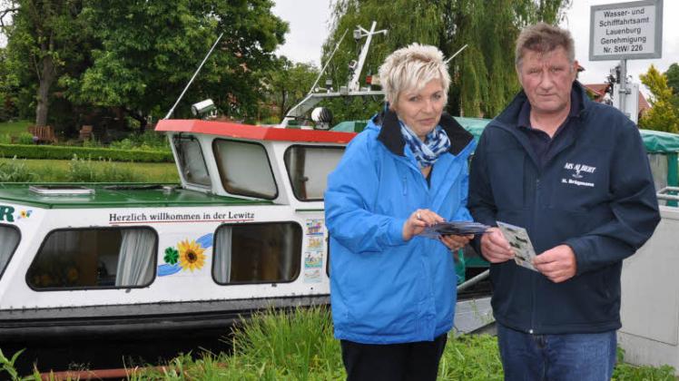Das Boot hat in Plate einen festen Anleger bekommen:  Karen Lange von der Tourist-Information Banzkow und Bootsführer  Horst Brügmann offerieren neue Angebote. 