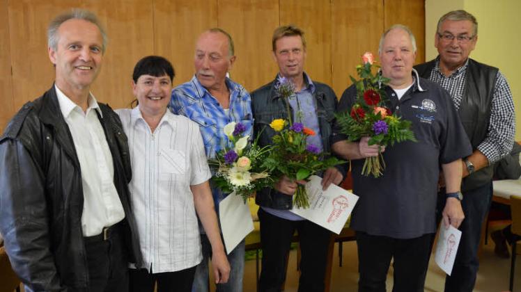 Michael Engling, Elke Nienhagen und Ulz Gülden (v.l.) vergaben Auszeichnungen an Vereinsmitglieder.  Fotos: Patricia Lösche 