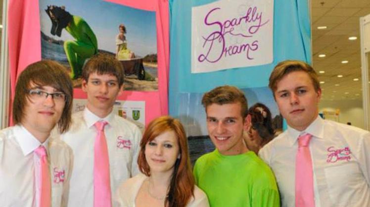 Mitarbeiter der  Schülerfirma Sparkly Dreams  bei einer Messe in Israel.  