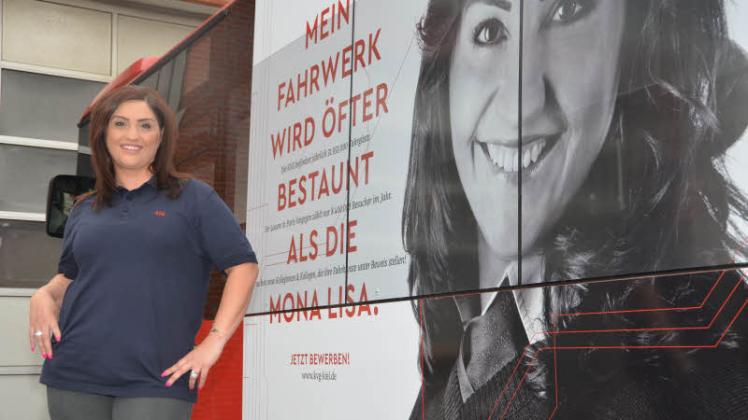 Stolz auf ihr „Fahrwerk“: Busfahrerin Gülsen Coskun (34)  ist teil der neuen KVG-Werbekampagne.  
