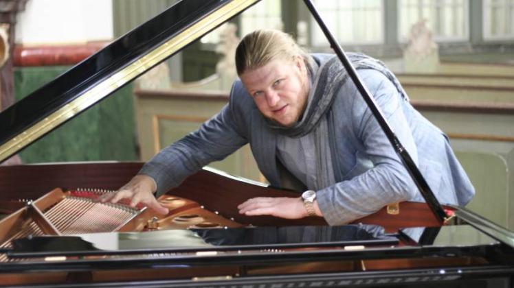 Das Klavierspiel beherrscht der 31-Jährige so virtuos wie seine sonore Bassbaritonstimme: Keno Brandt.  