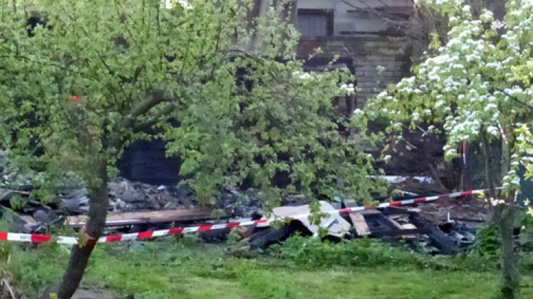 In diesem Kleingarten in Kiel fand eine Frau eine Leiche - unter den Trümmern einer abgebrannten Laube. Foto: rtn