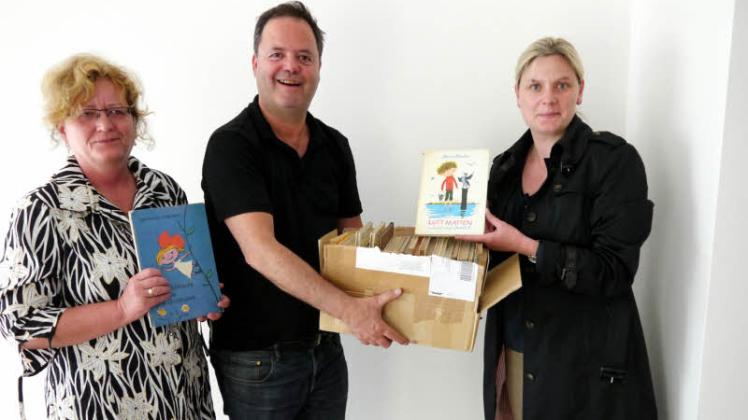 Angela  Kludas, Martin Guttmann und Katja Rosenbaum mit den ersten Büchern für die neue, kleine Bibliothek. 