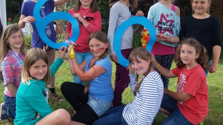 60 Jahre Schule im Ziegeleiweg: Schülerinnen der 3a und 3b mit der passenden Dekoration. 