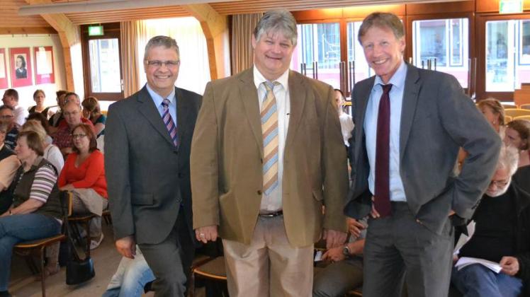 Bürgervorsteher Christian Kahns (Mitte) begrüßte die Referenten Olaf Nalenz (links) und Andreas Wasielewski (beide MELUR).  