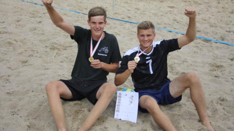 Die Rehnaer Ludwig Oldenburg und Freddy Kähler feiern ihren Beachvolleyball-Landesmeistertitel  im Sand von Dierhagen. 
