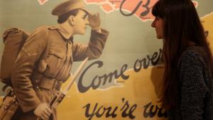 Eine Frau betrachtet ein britisches Propagandaplakat aus dem 1. Weltkrieg. Die Ausstellung „Krieg und Propaganda“ wird im Museum für Kunst und Gewerbe in Hamburg gezeigt.