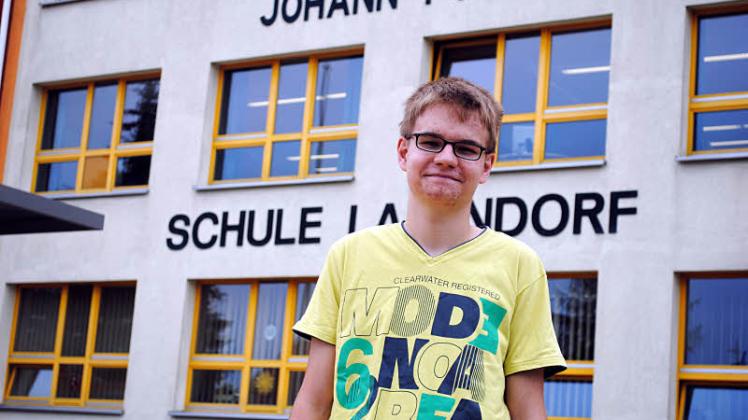 Leon Bülow vor seiner Schule, die seit 2004 den Namen Johann Pogges trägt  