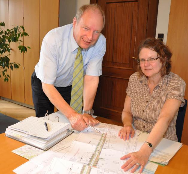 Stellten  Pläne für  Straßenbauvorhaben vor:  Kai-Uwe Schacht und Iris Dautwiz.