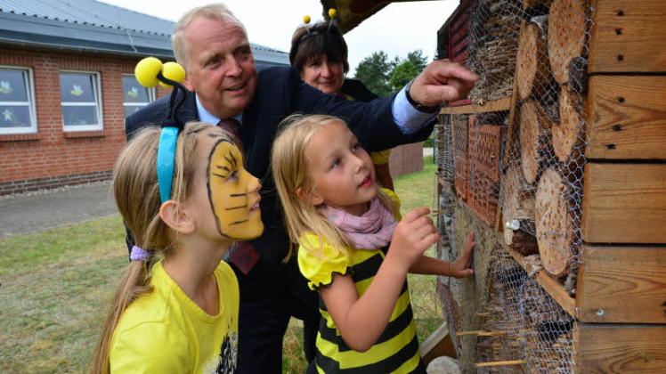 Willkommen:  Till Backhaus,   Jana Podlipnik,  Melina und Nelly (von hinten links) begrüßen die Gäste des Bienenhotels. 