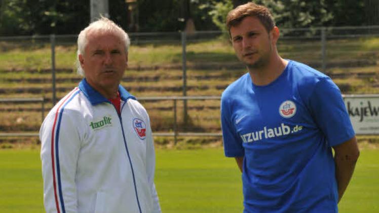 Hansa-Trainer Peter Vollmann mit seinem Wunschstürmer Marcel Ziemer (rechts) beim Trainingsauftakt.    