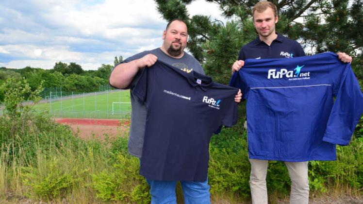 FuPa-Ausrüstung: Tickermelder-Spitzenreiter Carsten Darsow (l.) und unser Mitarbeiter Nicolas Marks präsentieren das Shirt und die Regenjacke.  