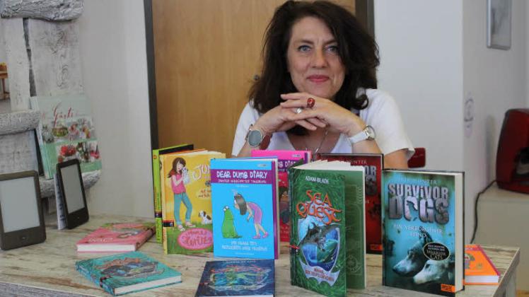 Gleich zwei tolle Ferienangebote macht Bibliothekarin Martina Torner  für junge Bücherfreunde. Fotos: Janna Panzram 