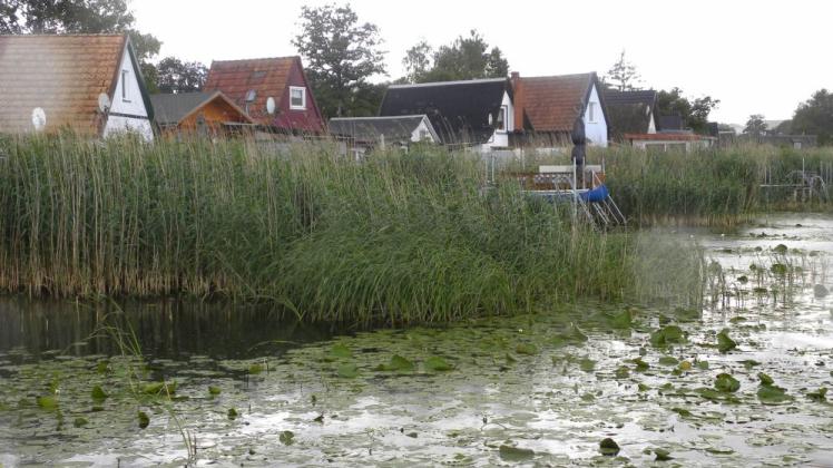 Die Häuser und Gärten liegen direkt am See. Die Einbrecher versuchten, mit einem Boot zu fliehen.  
