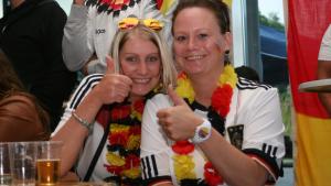 WM-Party in der Kundenhalle vom Fahrzeugdienst Nortorf in Schülp: Sabina Rahn (l.) und Kerstin Rohwer in Feierlaune.