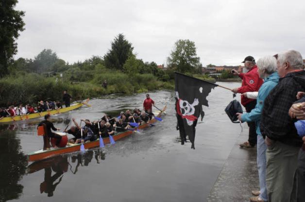 Angefeuert vom Publikum kämpften die Drachenbootteams gegen Wind, Regen und die Strömung.   Fotos: Neumann (4)  
