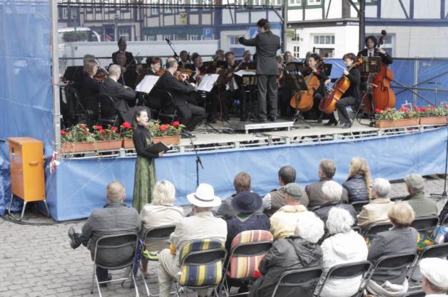 Sonne zum Konzert des Kammerorchesters: Rund 200 Zuhörer lauschten gestern Vormittag der klassischen Musik auf dem Markt. 