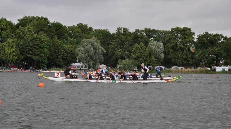Das „Small-Racing-Dragenboat“ feierte auf dem Faulen See bei den dritten gemeinsamen Deutschen Meisterschaften seine Weltpremiere.   Fotos: Hagen Bischoff (2)/Maxpress (5) 
