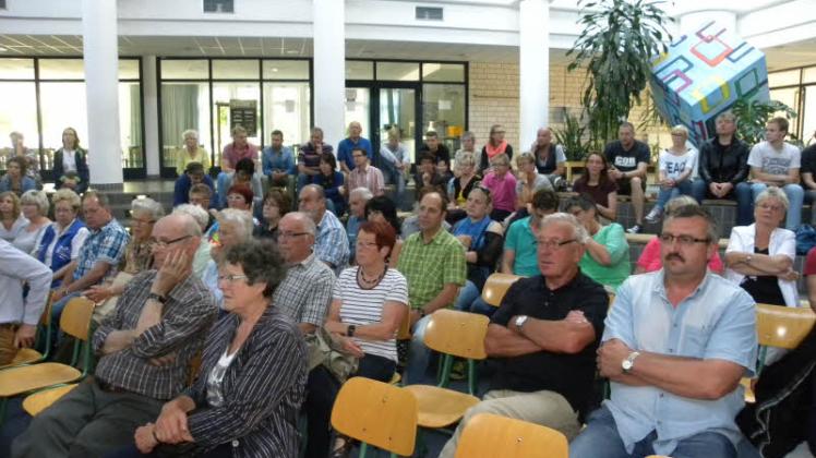 Viele waren ins Forum des Bützower Geschwister-Scholl-Gymnasiums gekommen.  Fotos: Evelyn Bubber-Menzel 