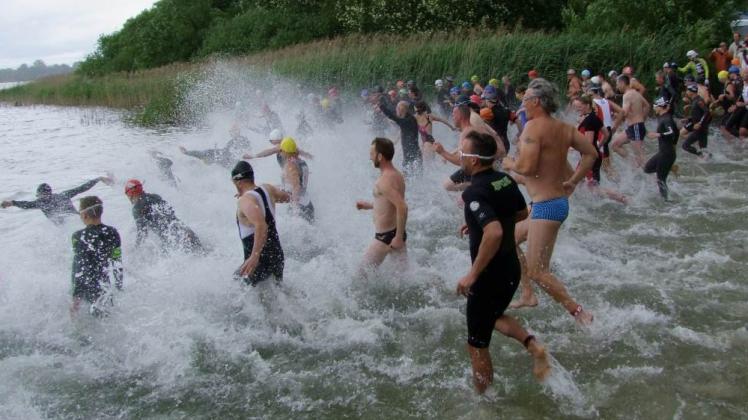 Die Triathleten verwandelten den Schaalsee kurzzeitig wieder einmal in „brodelnde Fluten“. Fotos: hans Haase 