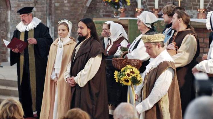 Mit dem historischen Spiel „Slüters Hochzeit“ erinnern Schauspieler heute an das Wirken des Reformators Joachim Slüter – einer der Programmpunkte beim Rundgang zum Stadtgeburtstag. Mit dem historischen Spiel „Slüters Hochzeit“ erinnern Schauspieler heute an das Wirken des Reformators Joachim Slüter – einer der Programmpunkte beim Rundgang zum Stadtgeburtstag.