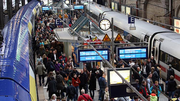Auf dem Hauptbahnhof in Hamburg sind die Bahnsteige meistens voll. Foto: dpa