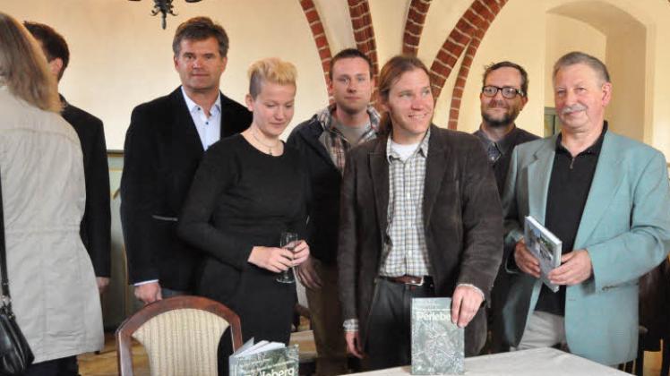 Ein Teil der Autoren, die am Buch mitwirkten: Hagen Boddin, Anja Seliger, Gordon Thalmann, Dr. Peter Knüvener,  Steffen Langusch, Günther Seier (v. l.) bei der öffentlichen Präsentation in den Räumlichkeiten des Standesamtes am Montagabend. 