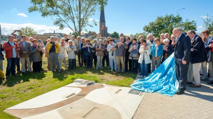 Feierlich enthüllt Oberbürgermeister Roland Methling die Bodentafel mit dem Lageplan der Petribleiche.  Fotos: Georg Scharnweber 