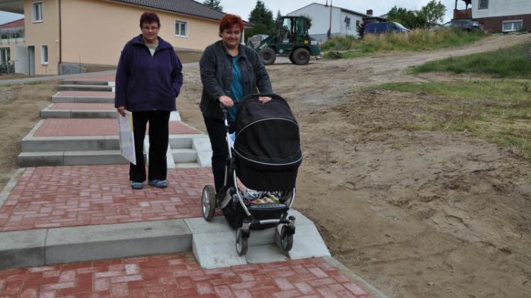Die Böschungstreppe mit Rampensteinen eignet sich  auch für Kinderwagen. Stefanie Petzold (r.) und ihre Mutter Simone Bohnsack freuen sich darüber.